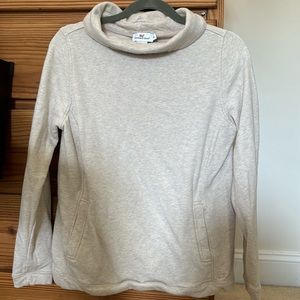 Vineyard Vines beige sweatshirt with pockets.